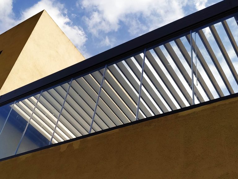 DISTRASUN cerramiento lateral cortina vidrio