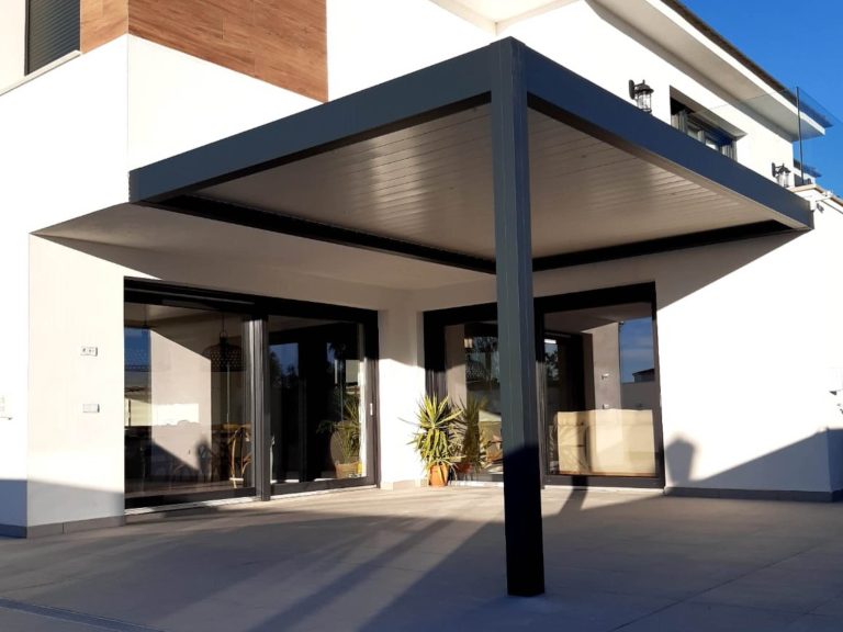 DISTRASUN pergola bioclimatica adosada un pilar